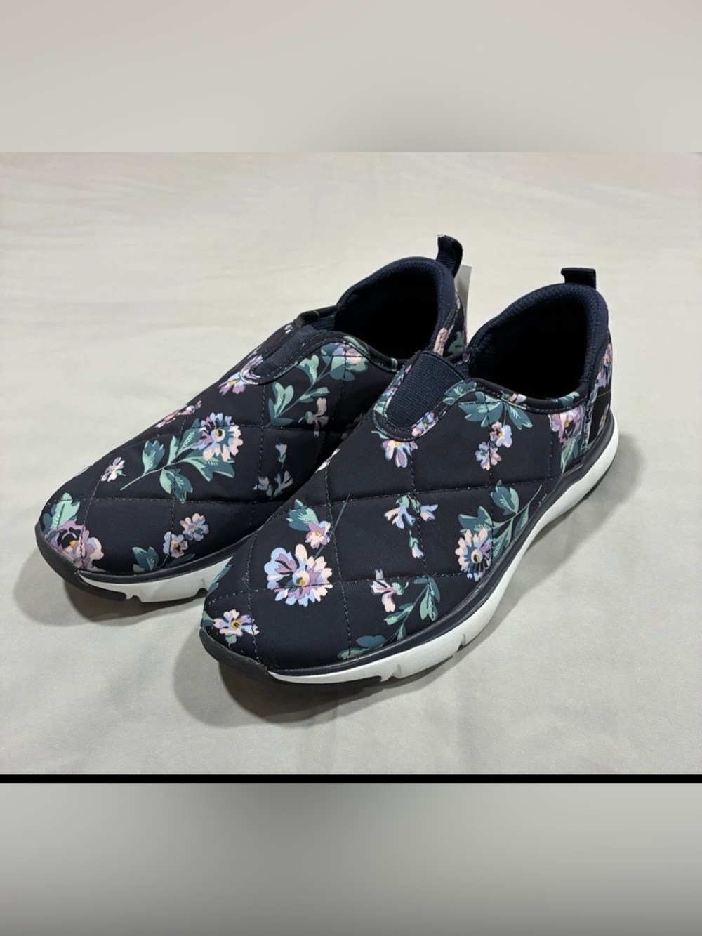Vera Bradley Women's Slip-On Shoe Navy Garden Size 7  Very Clean Minimal Wear